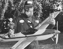 Frode Jensen med sin model og pokalerne, som han vandt ved DM i kunstflyvning for radiostyrede modelfly