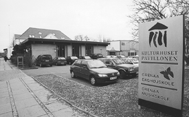 Kulturhuset Pavillonen i Grenaa tager hul p efterrsprogrammet med en flygelkoncert mandag den 28. august, hvor musikprofessor John Damgaard kommer til Grenaa for at spille p et Yamaha-flygel til en vrdi af 650.000 kroner. Kulturhusleder Hardy Andersen er tilfreds med den modtagelse som Kulturhuset Pavillonens program for efterrsssonen 2000 har fet