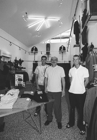 Sren Bang har netop bnet jeans-butikken Butik Bang i stergade i Grenaa. Her ses han sammen med sine to medarbejdere i butikken, Mads Torntoft og Jens Nordby