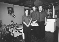Muki og Mitke Salama og Sophie Dybvad Larsen er klar til at tage imod gster i nyindrettede og gennemrenoverede lokaler i restaurant og pizzeria Alberto's i Lillegade 22 i Grenaa