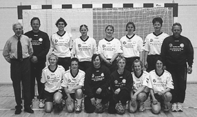 P billedet ses de kvikke hndbolddamer i deres nye spilledragter med trneren Ib Mohr og hovedsponsor Kurt Molbech, som er Skoda-forhandler med beliggenhed ved Hovedvejen i rum - lige overfor rum Aktiv Center