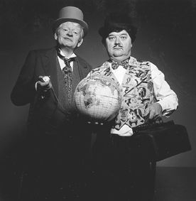 D'herrer Jesper Klein og Flemming Jensen gi'r den som Phileas Fogg og dennes trofaste tjener Passepartout i forestillingen Jorden rundt i 80 dage - umdeholdent frit efter Jules Verne's romanklassiker af samme navn - i Djurslands Teater's frste forestilling i en ny sson