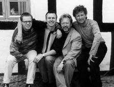 Eric Clapton-kopisterne i bandet Slowhand kan opleves den 7. oktober i Grenaa Bowlingcenter. Bandet tller blandt andre en gut med lokale rdder i skikkelse af klaverbokseren Rasmus Stenholm, der ses som nr. 2 fra venstre