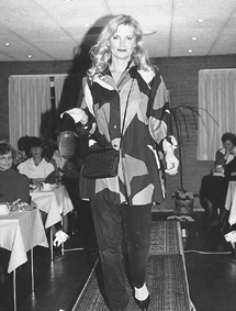 Bente Thorsen kan i r fejre 10 rs jubilum som indehaver af modetjsforretningen Butik Baghuset, Lillegade 9 i Grenaa, og det bliver fejret med et stort modeshow p Grenaa Sportel og Vandrerhjem p torsdag den 5. oktober. Som det fremgr af herstende arkivfotos - taget i forbindelse med tidligere modeshows med Butik Baghuset som tj- og modelleverandr - er Bente Thorsen ikke bange for selv at hoppe i det moderigtige tj. P torsdag agter hun at vise aktuel efterrs- og vintermode, og det sker pny i samarbejde med en rkke andre lokale butikker. De deltagende forretninger er Blomsterkurven, der str for de kreative blomsterdekorationer, Profil Optik, der viser aktuel brillemode, kosmetolog Anne Rrbk Jensen, der str for make-up-delen, mens Rdhussalonen stte aftenens moderigtige krller p modellerne. Og s lgger Grenaa Sportel og Vandrerhjem lokaler til og serverer en let anretning inklusive et glas vin. Endvidere str den p musikalsk underholdning i pausen ved Per Bjerregaard og Stephen. Der er kun et begrnset antal pladser til modeshowet, s det er nok med at f fingeren ud af klydset, hvis man vil sikre sig en billet til denne aften i modens tegn. Billetter kan erhverves i de deltagende forretninger