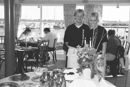 Makkerparret Vivi Poulsen og Dorthe Lindblad Srensen satser p at gre Skakkesholm p Grenaa Lystbdehavn til et in-spisested om vinterhalvret ogs. Her ses de ved deres succesfulde sndags-kaffebord