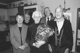 Boligselskabet Grenaa af 1945 har hdret et par trofaste lejere. Jane og Knud Srensen (forrest) har kunnet fejre 50 rs bojubilum i n og samme lejlighed p Sren Kannesvej i Grenaa. Her ses de sammen med formanden Birte Nrager, afdelingsformand Klve og forretningsfrer Frede Frandsen