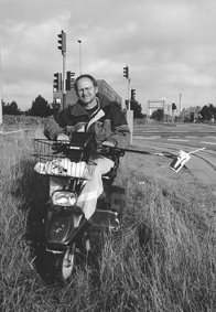 Krestolsbruger der samler affald