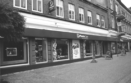 Photo Care i Storegade i Grenaa er blevet udviddet med 155 m2. Her ses den nye butiksfacade, der strkker sig over henved 30 meter. P lrdag holder forretningen bent Hus efter endt ombygning