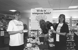 Bettina Wulff Rasmussen (tv) og Merete Andersen s sdan her ud, da Grenaa Apotek deltog i den landsdkkende Ryge-Stop Dag den 28. oktober. Bettina lokker rygerne til at kvitte smgerne ved hjlp af gulerdder, mens Merete fremviser et Nicorette-produkt