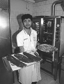 Ahmet Akinci bnede torsdag i sidste uge et nyt spisested i Grenaa - Rosa Pizza & Spareribs House p Fasanvej. Her ses han med stedets to kulinariske trkplastre - barbeque-marinerede spareribs og pizza