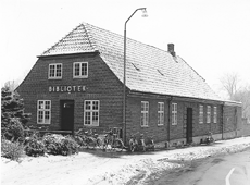 I 1920 blev Grenaa Biblioteks frste selvstndig bygning opfrt p Krvej - og lige ved siden af den skole, hvor byens offentlige bibliotek havde opholdt sig fra 1875 og indtil da - Vestre Skole