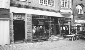 Lillegade 3 - det tidligere Steff Radio og Butik Luna - har fet renoveret sin butiksfacade, der er blevet frt tilbage til sit oprindelige udseende, og det har udlst en prmie fra Grenaa Bevaringsforening. Nu er der smart drengetj i lokalerne under navnet Cool, og det er Sren Bang, der str bag den nye forretning i Grenaa