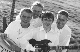 Malle Travellin' Band kan opleves p Det Gyldne Krus i Lillegade i Grenaa p lrdag den 9. december. En aften, hvor den kommer til at st p 60'er musik, der rykker!