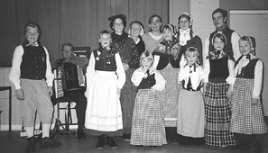 Her ses nogle af strup IF's brnefolkedansere - plus enkelte voksne ledere - i forbindelse med sidste uges juleafslutning i festsalen p Grenaa stre Skole.