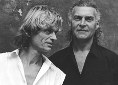 Duoen Djursland 2 - der bestr af Jens Falck (tv) og Helge Srensen - spiller og synger p Musikhuset Aftenstjernen i Grenaa fredag den 15. december