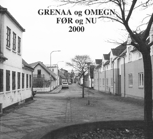 Grenaa og Omegn Fr og Nu 2000 er p gaden. Her ses henholdsvis forsiden og bagsiden p dette rs udgave af den lokalhistoriske Grenaa-rbog. Forside-fotoet, der er taget i r af Sren Srensen fra Djurslands Museum, viser Lillegades vestlige del set mod Grenaa Kirke - ogs kaldet Aksel H. Hansens Plads - mens bagside-fotoet illustrerer samme motiv omkring r 1900 (Forsiden)