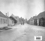 Grenaa og Omegn Fr og Nu 2000 er p gaden. Her ses henholdsvis forsiden og bagsiden p dette rs udgave af den lokalhistoriske Grenaa-rbog. Forside-fotoet, der er taget i r af Sren Srensen fra Djurslands Museum, viser Lillegades vestlige del set mod Grenaa Kirke - ogs kaldet Aksel H. Hansens Plads - mens bagside-fotoet illustrerer samme motiv omkring r 1900 (Bagsiden)