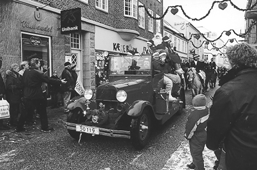 Julemanden og hans nissebrn kan man mde i hele tre ombringer i den kommende tid. Frste gang p sndag den 17. december, hvor de deler godteposer ud til brnene p Torvet efter at have krt rundt i byens gader i den gamle brandbil med ryttere og FDF-orkestret i ryggen