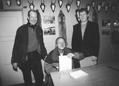 Ole Thor Jensen (tv) og Knud Erik Bager fra 13-mands-foreningen i Grenaa overrkker her en check p 1.000 kroner til Leslie Iversens for hans indsats i retning af at holde Grenaa fri for skidt og skrald