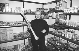 Dyrenes ABC i Kolind bner p torsdag den 14. december en Grenaa-afdeling, som skal bestyres af Connie Nielsen, der p billedet viser, at hundeejere kan kbe bde store ben og sm ben hos Dyrenes ABC p Strandgade i Grenaa