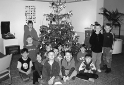 1. A. fra Mlleskolen ved ls srgede tirsdag i sidste uge for, at Djurslands Banks juletr blev pyntet op til jul