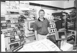 Indehaveren af Stjernekiosken i Grenaa, H. C. Pedersen, kan som noget nyt tilbyde travlb live, og fortrinsvis tirsdag og lrdag