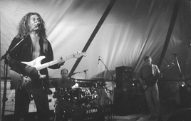 Trioen Sky of Blue med sangeren og guitaristen Helge Srensen i forgrunden gster Musikhuset Aftenstjernen i Grenaa p fredag den 26. januar
