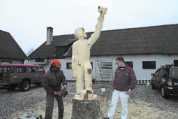 Sren Brynjolfs skulptur skret af et 60 r gammelt tr. Skulpturen forestiller en maler