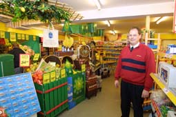 Uddeleren i Dagli’ Brugsen p Strandgade i Grenaa, Klaus Basse, glder sig over, at havnens brugs ogs i r 2000 kunne prstere en omstningsfremgang