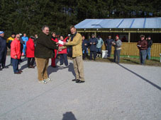 Formanden for Bnnerup Strands Petanque Klub, Erik Kembel (tv.) modtager her en check p 4.000 kroner af Unibank Grenaa’s filialdirektr Bent Nrsten. Der var tale om en overrkkelse af Unidanmarkfondens Fritidspris sndag den 25. marts p petanque-anlgg