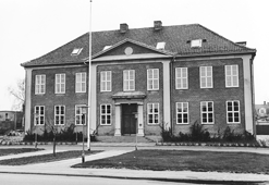 Domstolene i Danmark gennemfrer i jeblikket en landsdkkende sprgeskemaundersgelse om brugernes opfattelse af domstolenes kvalitet, service og effektivitet. Det gr sig sledes ogs gldende for Grenaa Domhus, der ses p herstende billede