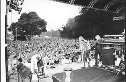 Torsdag den 19. juli er der endnu engang dmt folkefest i Meilgaard Slotspark, idet Lars Lilholt og resten af hans orkester dukker op for 8. r i trk. Billetsalget starter her op til pske fra alle SuperBrugser og Kvickly’er p Djursland