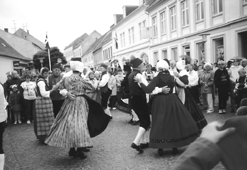 Åstrup IFs Folkedanserforening kan den 1. maj fejre sin 10 års fødselsdag. Her ses medlemmer fra afdelingen i aktion i forbindelse med Dronning Margrethes officielle besøg i Grenaa i 1995