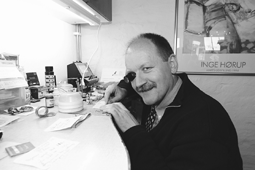 Urmager Niels Ove Rasmussen har den 1. maj 25 rs jubilum hos Profil Optik i Grenaa