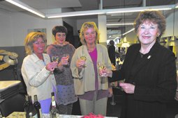 Else Fagot (th.) har takket af efter 25 r som indehaver af Salon Shape i Grenaa. I stedet har hun overladt roret til Inge Jrgensen, der fortsat har Helle Pedersen og Lise Kjr Andersen til at hjlpe sig med stte lokkerne p kunderne