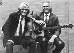 Duoen Djursland 2 - Helge Srensen og Jens Falck - underholder i grden til Bl Jens i Storegade i forbindelse med Open By Night den 23. maj 2001