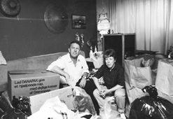 10 r er der efterhnden get siden Helle og Flemming Jacobsen fra privaten p rhusvej i Grenaa startede deres humanitre hjlpearbejde til fordel for skoler, brnehjem og hospitaler i Rumnien. Herstende arkivfoto er netop taget omkring den spde start