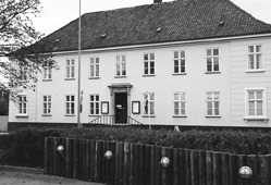 Et sdant glasfad blev her i starten af maj mned overrakt til hver af konomiministrene fra de nordiske og baltiske lande i forbindelse med et rdsmde p Hotel Marienlyst i Helsingr. Kunstneren bag den smukke glaskunst - der brer navnet Blue Brick - er Dorthe Rosleff fra Ebeltoft