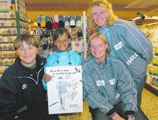 Anja Andersen, Janne Kolling og et par heldige autograf jgere, hos SPAR-kbmanden p Trekanten