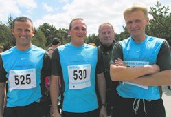 Tre lokale lbere luftede sponsortjet i forbindelse med 2001-udgaven af Grenaa Lbet. Team Simas bestr af (fra venstre) Frank Jensen, Keld Pedersen og Brian Gissel, og bag dem ses hovedsponsor Simas Filters Grenaa ved direktr Poul Lyng Madsen. Alle tre lbere stillede op p 5,5 km-distancen, og de klarede sig alle fornemt. Frank Jensen vandt sledes lbet, mens Brian Gissel og Keld Pedersen blev henholdsvis 3’er og 5’er