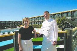Mai Britt Jakobsen og Max Jrgensen str for driften af restauranten i tilknytning til Feriecenter Kattegat ved Bnnerup Strand