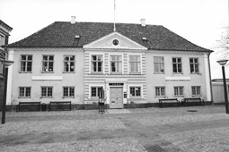 Grenaa Kommune har planer om at etablere et museum for moderne dansk smykkekunst. I frste omgang p 1. salen i det gamle rdhus p Torvet, hvor Grenaa Turistbureau p.t. holder til, men senere er det tanken at inddrage Grenaa Arrest til formlet, idet den lukkede institution Grenen afvikles om fire r