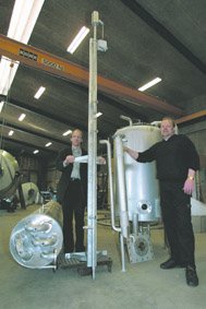Kaj E. Johansen (t.v.) fra K. E. J. Maskinfabrik og Leif Skdt Hansen fra LSH Montage har haft den lidt usdvanlige opgave det er at opbygge et biogasanlg i miniformat, som skal bruges som et demonstrationsprojekt ved et landbrugs-universitet p den japanske  Hokkaido