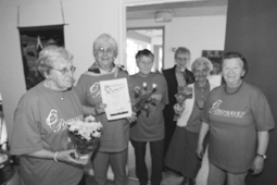 Her ses t af de to vinderhold fra Posthaven i forbindelse med sidste uges Olympihave, der blev afviklet p Plejehjemmet Violskrnten