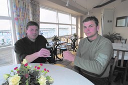 Heino Gissel og hans nye kkkenchef p Skakkesholm, Jess Kallese, skler for en god sson