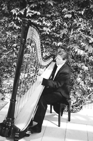 P sndag den 17. juni 2001 er der forsommerkoncert i Grenaa Kirke med noget s usdvanligt som en harpenist, nemlig Joost Schelling, der er af hollandsk oprindelse men konservatorie-uddannet i Danmark