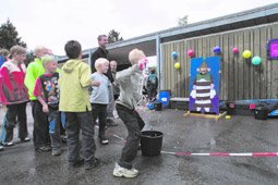 En markedsdag med ggl ved Grenaa Sndre Skole - brn som kaster med bolde (Fotos: Lene Madsen)