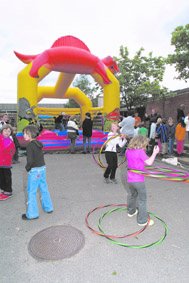 En markedsdag med ggl ved Grenaa Sndre Skole - hoppeborg (Fotos: Lene Madsen)