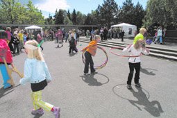 En markedsdag med ggl ved Grenaa Sndre Skole - brn der leger med hulahopringe (Fotos: Lene Madsen)