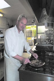 Varme fiskefrikadeller vil man ikke g forgves efter i Ole Frandsens fiskeforretning, der tidligere hed Brdr. Therkildsen